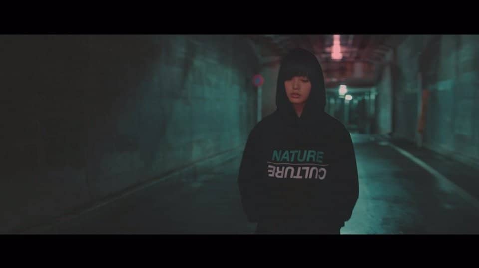 欅坂46、新曲「避雷針」MVで平手友梨奈がフードをかぶり暗闇の中を 