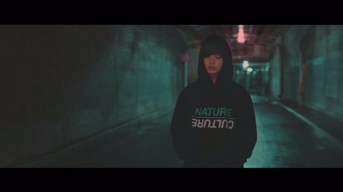 PAM 避雷針 平手友理奈 着用 パーカー 欅坂46、新曲「避雷針」MVで平手友梨奈がフードをかぶり暗闇の中を