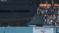 大谷翔平の特大アーチでファンが“暴走”…お宝ボール目掛けて猛然ダッシュ→まさかの結末 「そこ入っちゃダメw」「ファンの人諦めちゃった」