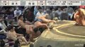 力士2人が大慌て「大丈夫ですか！？」 土俵下の親方に揃って落下で館内騒然 「回し蹴りみたいに」解説も驚き