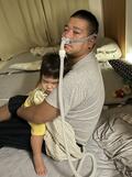 チェリー吉武『CPAP』の装置を装着して娘をあやす姿を公開「早めに無呼吸症候群を改善しなきゃ」