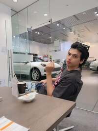 アレクサンダー『ちょいとね　ポルシェに来てます‼️』