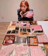 「すごい豪華」「高そうなお肉ばかり...」明日花キララ、豪華なお節料理を公開し反響