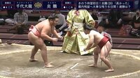 ぶつからずに間合いをはかる炎鵬