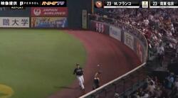 そこ捕るか！？ホームラン性の打球をスーパーキャッチ　ソフトバンク・周東佑京の“神捕球”が話題「ナイスプレー！」「守備範囲イカれてる」