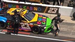 ナスカーで危機一髪…ピットから“急発進”→あわやチームスタッフを轢きかける「あぶねえ」「ギリギリ！」ファン＆放送席も驚き