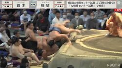 力士2人が大慌て「大丈夫ですか！？」 土俵下の親方に揃って落下で館内騒然 「回し蹴りみたいに」解説も驚き