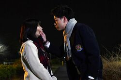 時乃（浜辺美波）の頬を渡海（成田凌）がムギュ！可愛すぎる学生時代の2人に反響『アリバイ崩し承ります特別編』後編