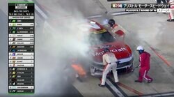 サーキット騒然！フォードが“火を吹く”衝撃のアクシデント 「コクピットの方に煙が…」ドライバー、何とか脱出もピットに停めきれず