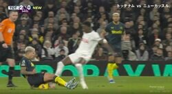 1秒ごとに高速タックル発射！「これが南米流」激しすぎる連続スライディングが炸裂した瞬間　1人目は両足タックル→2人目はスルーパス阻止… チームのピンチを救う鬼ディフェンス