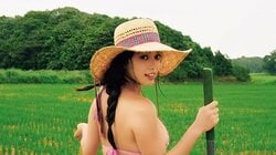 サザンMV出演も Mayuriが2年ぶりのグラビアで“存在感マシマシ”な姿 『ヤンマガ』巻中登場