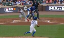 球場騒然！ 今永昇太、神フィールディングで“衝撃の光景”「速っ！」「スゲえ…」 難しい打球に“超反応”→矢のような送球「超ファインプレー」