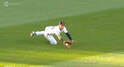 侍ジャパン待ったなし！ “リトル・イチロー”の神守備が「エグすぎ」 地面スレスレ… ダイビング“スーパーキャッチ”「本物のイチローかよ」