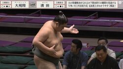 大きな体でゆっくりと足が上がっていく…三段目力士の美しい四股に「巨大なのにすごいバランス」鍛えられた太ももの筋肉にも注目