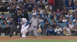 これは痛い…大谷翔平の打席でハプニング 強烈な自打球直撃で“苦痛の表情”を浮かべた瞬間