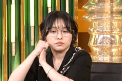 カードは強い、目力はもっと強い！ 魔性のポーカー鉄強女子、相手を射抜く“鋭い視線”にドキッ
