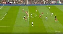 「変態パス！」「上手すぎるだろ」リバプール遠藤航がふわりと浮かせた“超絶ピンポイントパス”を炸裂した瞬間　マンU守備陣を慌てさせたパスが話題に