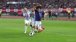「PKじゃね？」「審判よく見てた」中村敬斗、シャツを引っ張られ転倒！"際どい接触"をめぐりファンの意見真っ二つ「PK取りにくい倒れ方？」