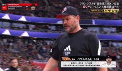 「態度わる…」激昂監督が“大暴れ”でレッドカード！「もうめちゃくちゃw」堂安律もびっくり？まさかの暴挙にファン騒然