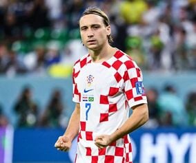 「どうか先発起用してください」Ｗ杯で話題の日本人美女サポが“モドリッチの後継者”との２ショット披露で反響！「素敵な写真」「抜かり無いネ」【W杯】