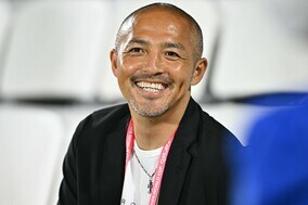 「トップ下で出てください」スペイン戦で解説を務める小野伸二、“賜杯”を掲げたカタール到着報告が反響！「代表も心強いと思う」【W杯】