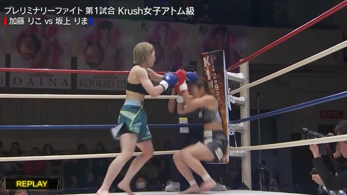 コーナーに押し込んで連打