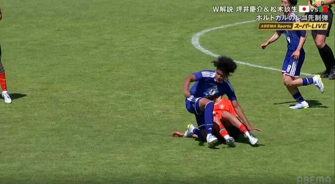 「VARなくて助かった」U-19日本代表MFが激しいディフェンス→主審流すも捉えた光景に「レッドでもおかしくなかった」の声も 4枚目