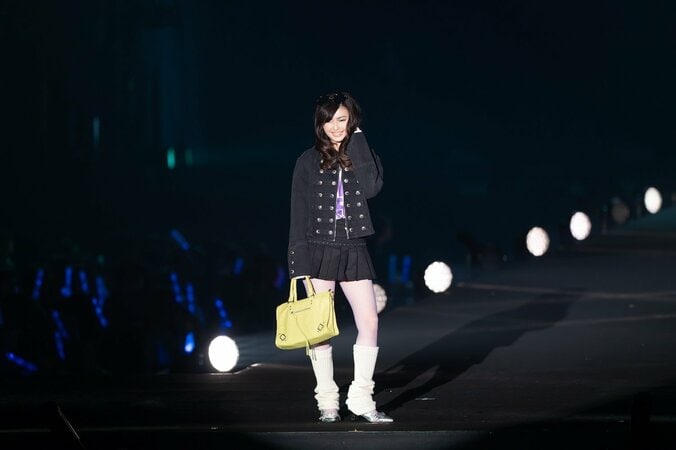 長浜広奈の“ほっそり美脚”