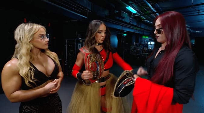 圧巻の筋肉量を誇るジョーディン（写真左）