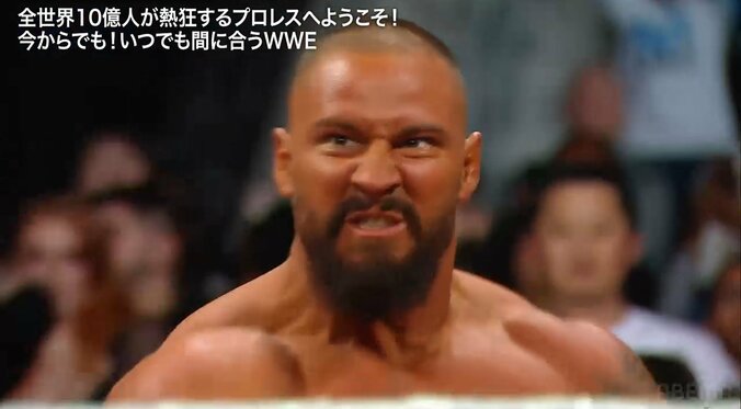 怒りの顔でTシャツ破り