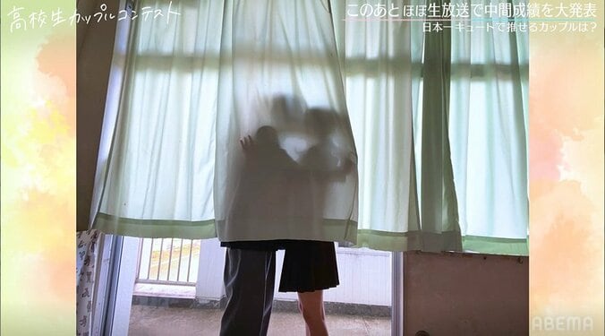 「顔めっちゃ近くする？」イケメン男子が教室で…高校生カップルがスクールラブ写真を撮影！ 2枚目