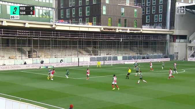 「レベルが違う」中村敬斗、華麗なターンで翻弄→DF2枚の間を通す絶妙スルーパス「上手すぎて何回もリプレイ」卓越テクで相手守備陣を切り裂いた瞬間 5枚目