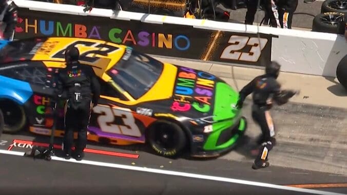 【写真・画像】ナスカーで危機一髪…ピットから“急発進”→あわやチームスタッフを轢きかける「あぶねえ」「ギリギリ!」ファン&放送席も驚き 1枚目