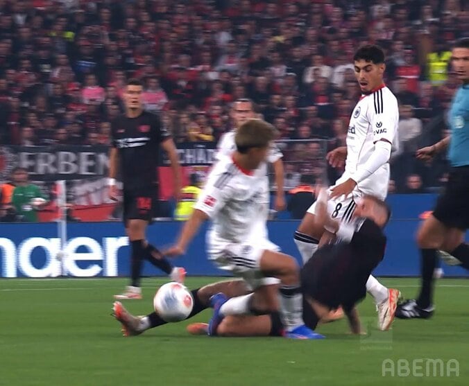 「何するんだ！」堂安律が“足裏タックル”被害で悶絶…「一発退場レベル」レヴァークーゼン主将の危険プレーに批判殺到 2枚目