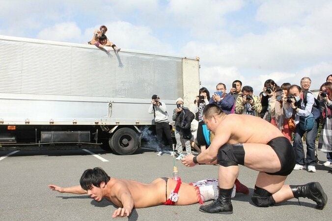 白昼の惨劇！車に轢かれた大社長、逆襲の「肛門爆破」強行 2枚目