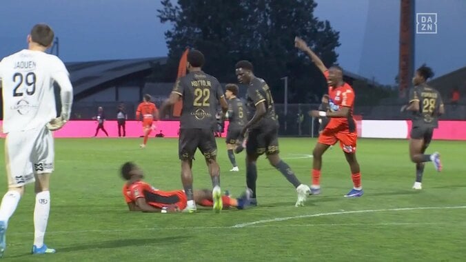 スタジアム騒然…Sランス戦でまさかの“人違いイエロー”　中村敬斗同僚MF、報復キックを受けて反撃も退場を免れ同点弾の珍事 3枚目