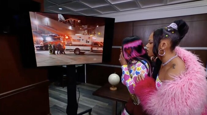 映像を見守るビアンカとナオミ