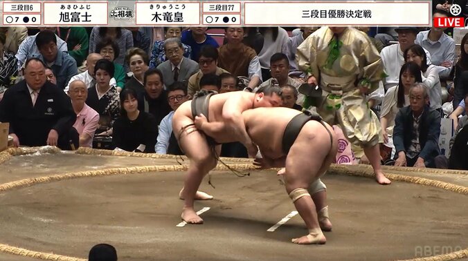 向正面に着物姿のデヴィ夫人が降臨
