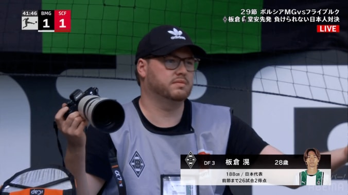 えっ、誰？ 板倉滉の前で“意外な人物”が絶叫！「コーナーキックや！」際どい判定シーンの不満そうな表情とジェスチャーが話題 5枚目
