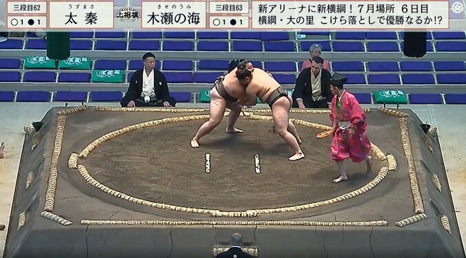 取組中に思わず気になって視線を送る雷親方（向正面の左）