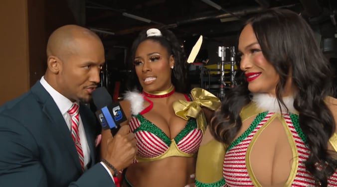 ナイア・ジャックス（写真右）とラッシュ・レジェンド（同中央）