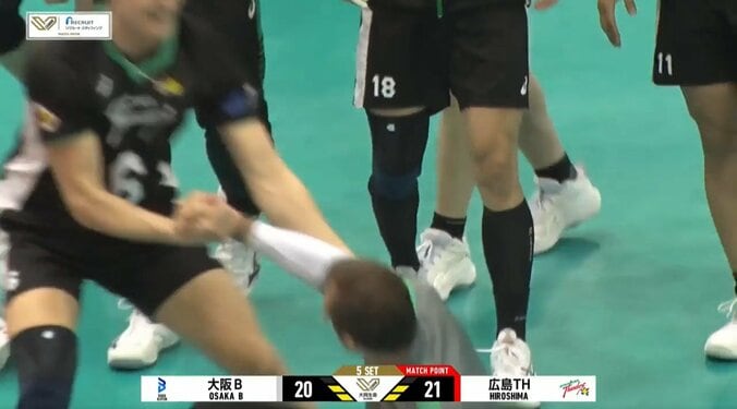 あわや惨事…男子バレー、歓喜の瞬間で珍光景 勝利直後、突如現れたスタッフが発端で 4枚目