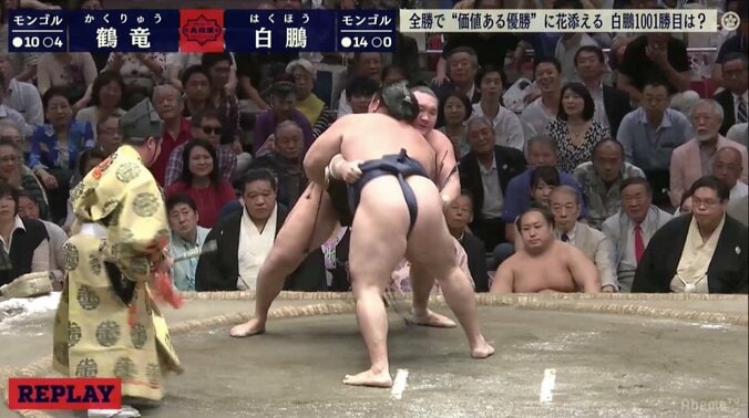 こういう相撲が見たかった！白鵬が41度目優勝を全勝で飾る　鶴竜とのがっぷり四つに館内大興奮 1枚目