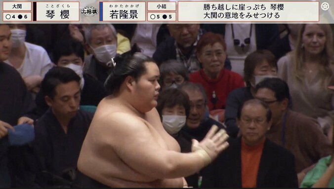 “極太”の懸賞金を受けとった琴櫻