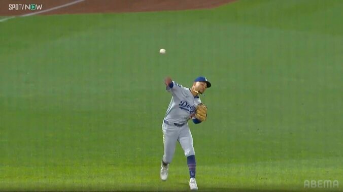 ド軍ベッツの「ナイスプレーだ！間に合った」 “遊撃手で”躍動「こういうところが今シーズンの成長」識者も称えた瞬間 3枚目