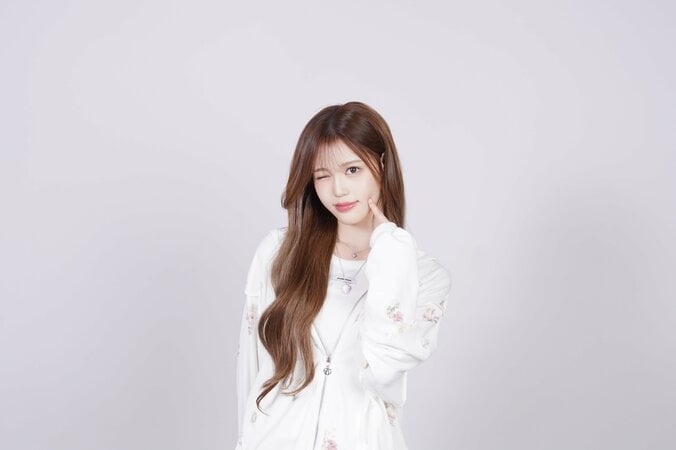【写真・画像】華やかなビジュアルが話題の実力派ガールズグループizna、最近メンバーの中で流行っていることは？初のバラエティで新たな一面披露　4枚目
