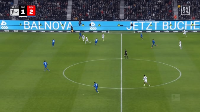 嘘だろ？ 堂安律、“魔法のファーストタッチ”で敵翻弄！足下に収めると見せかけ…「面白いですね」解説も称賛 3枚目