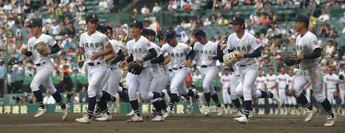 球場騒然！聖地・甲子園が揺れる… 沖縄尚学の“最強の助っ人” 琉球応援団の4年ぶりに爆発した「大爆音応援」がスゴすぎる瞬間 1枚目