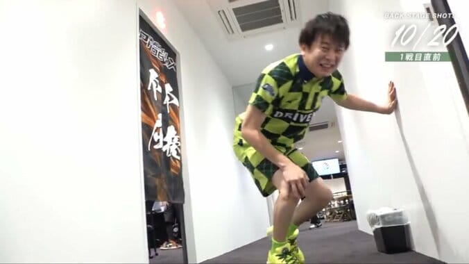 上機嫌の園田「ほい！ほい！ぐはぁ！」と突然痛みに悶えた瞬間