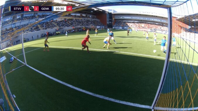 日本人GKが激昂！「厳しい判定」「セルフジャッジで失点」小久保玲央ブライアンの“衝突ノーファウル”が物議…SNSは擁護派と否定派で真っ二つ 4枚目